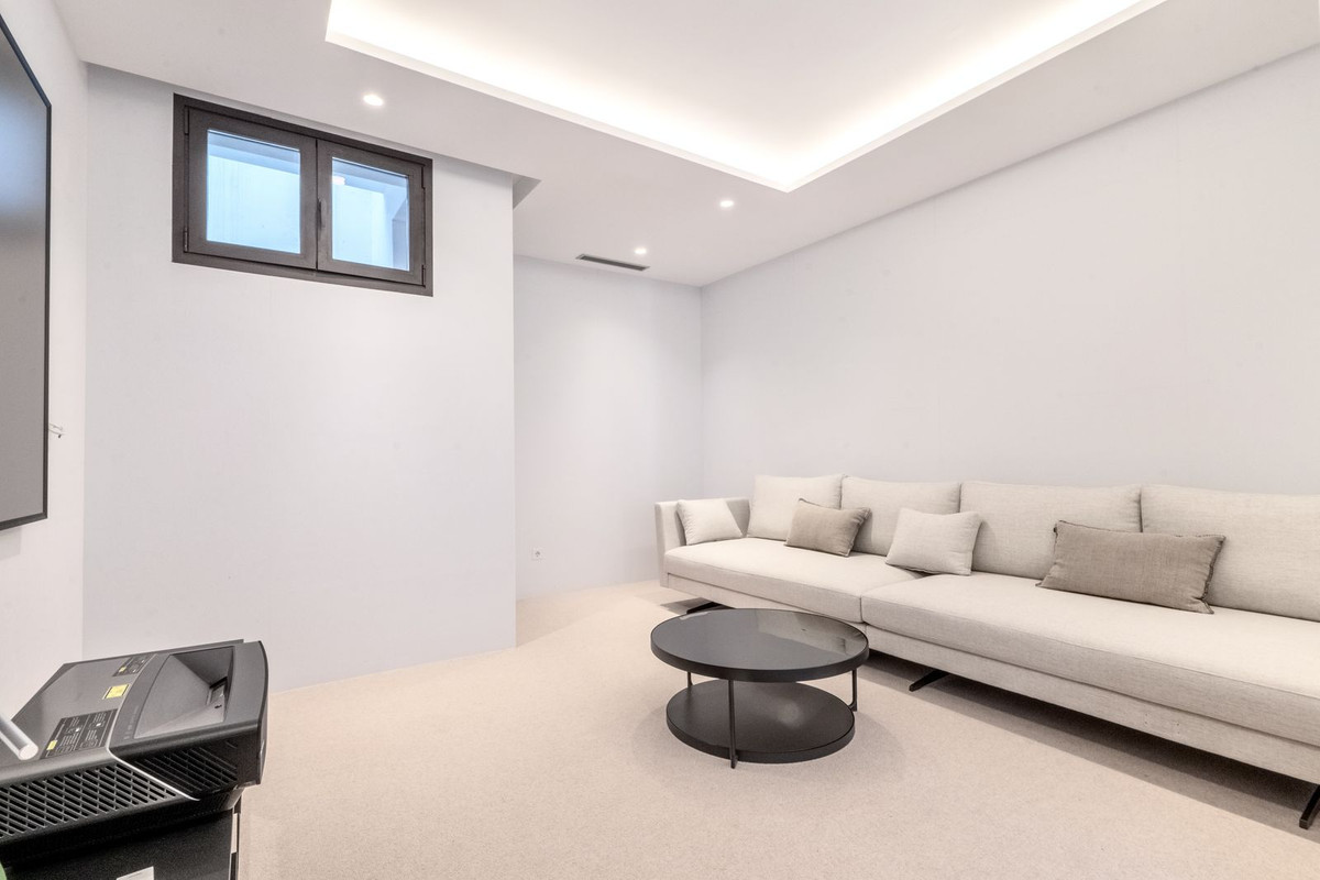 4 Bedroom Villa in Marbella - Photo 39