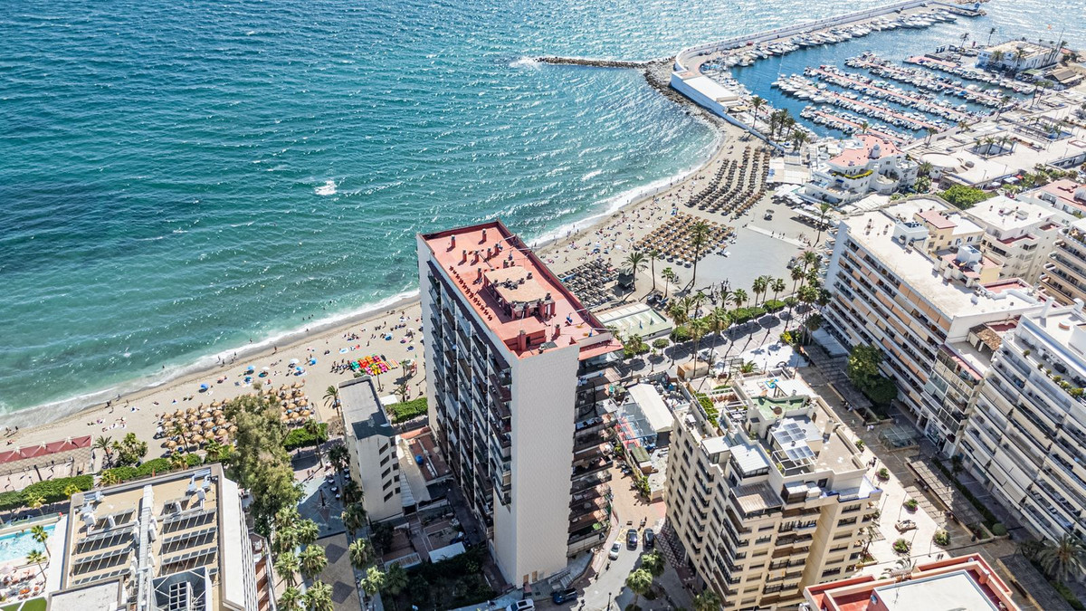 1 Bedroom Apartment in Marbella - Photo 2