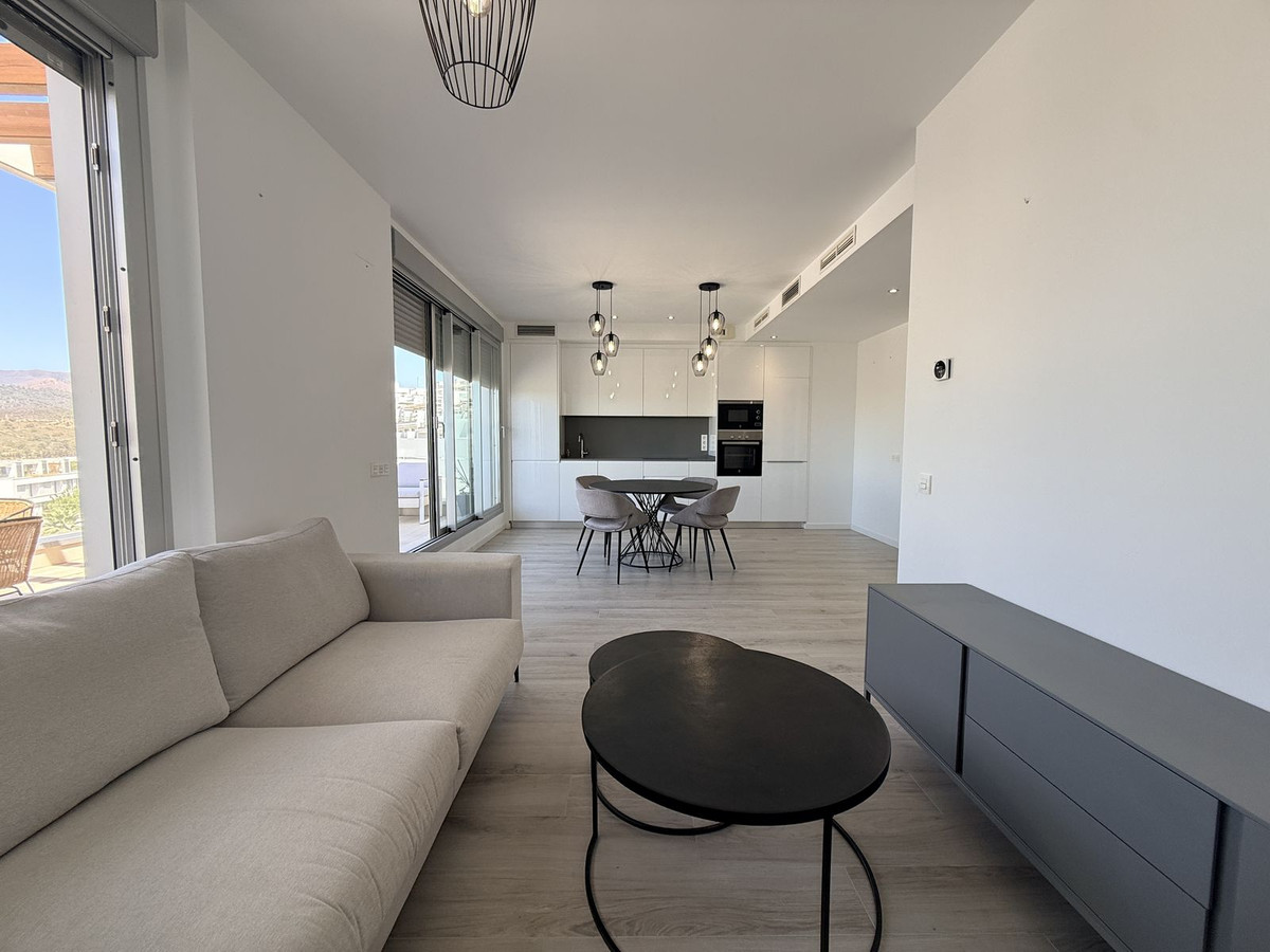 2 Bedroom Penthouse in Estepona - Photo 4