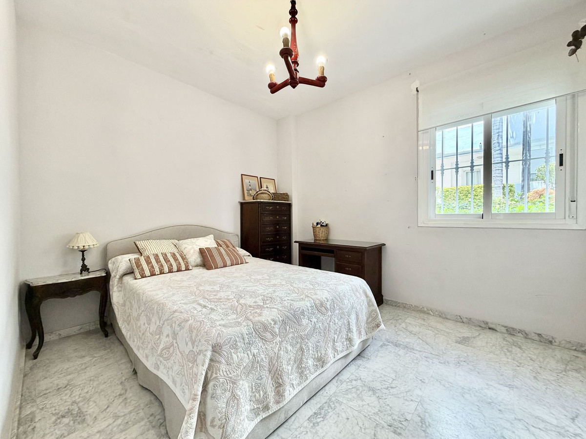 4 Bedroom Apartment in Marbella - Photo 17