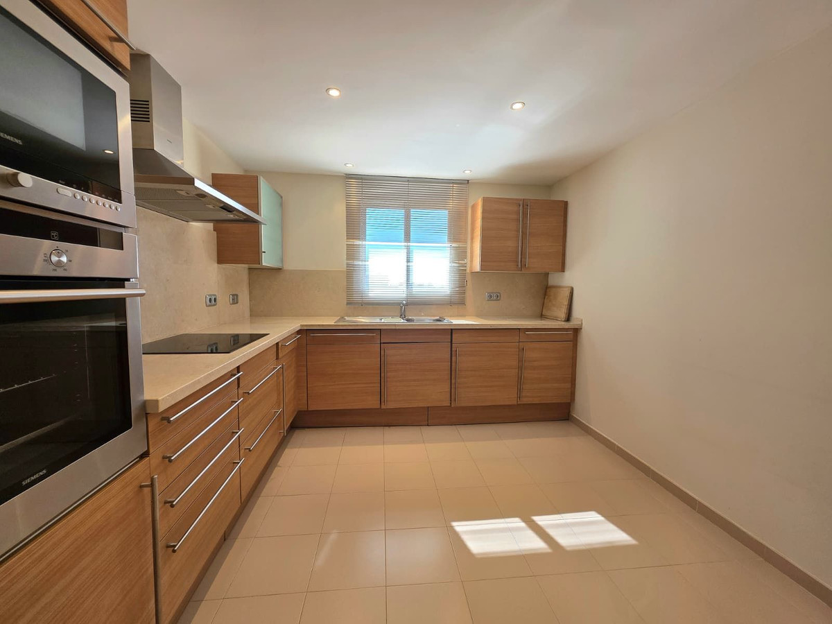 2 Bedroom Apartment in Estepona - Photo 11