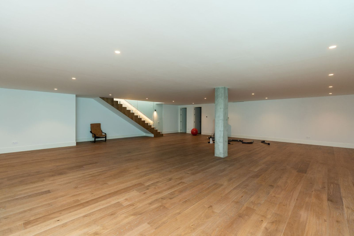 6 Bedroom Villa in Marbella - Photo 23