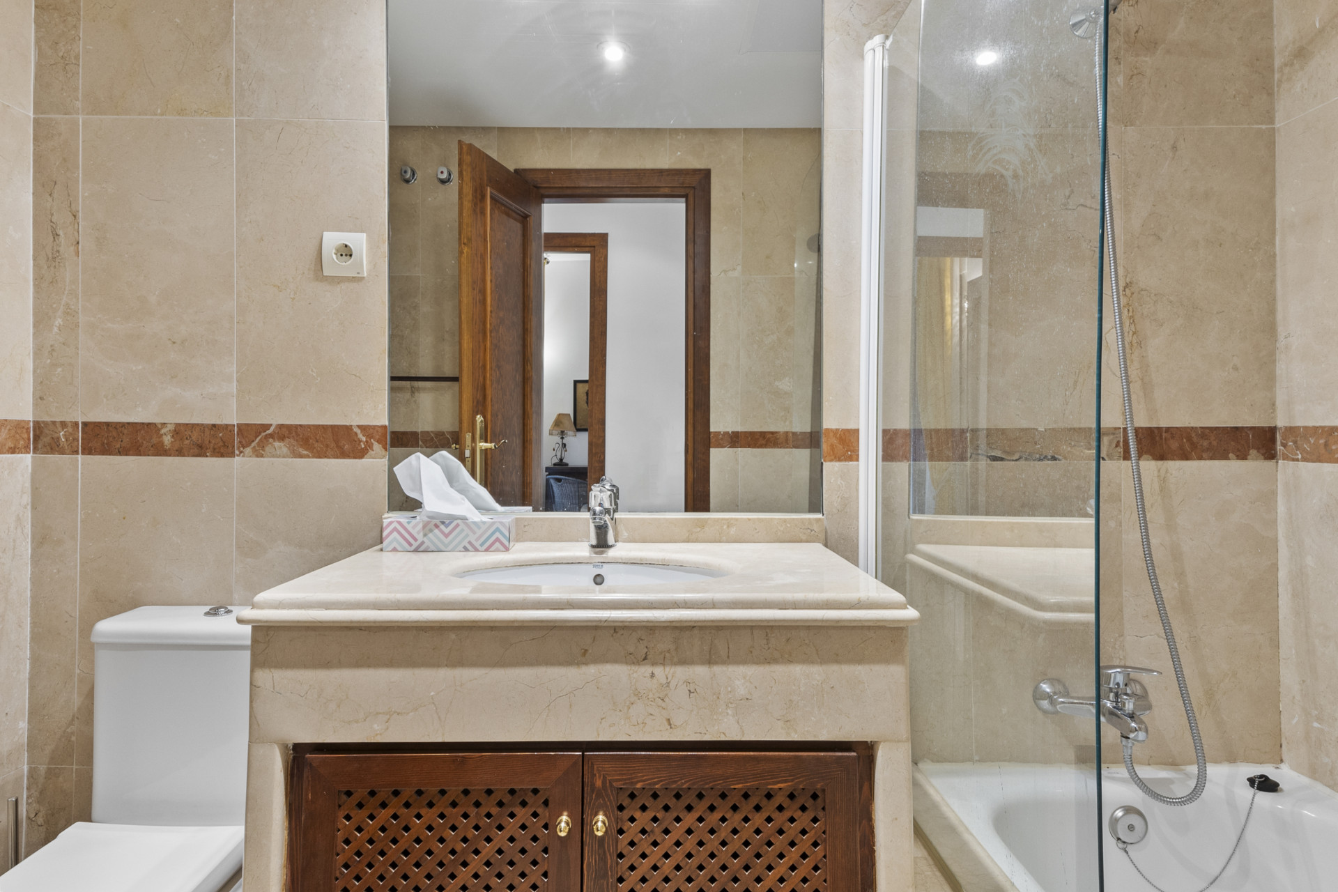 3 Bedroom Apartment in Marbella - Photo 23
