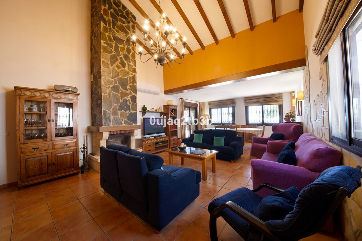 6 Bedroom Villa in Estepona - Photo 11