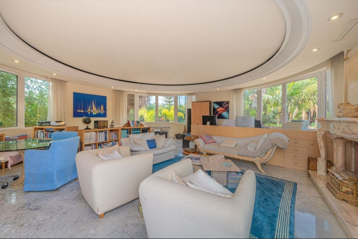 5 Bedroom Villa in Marbella - Photo 31