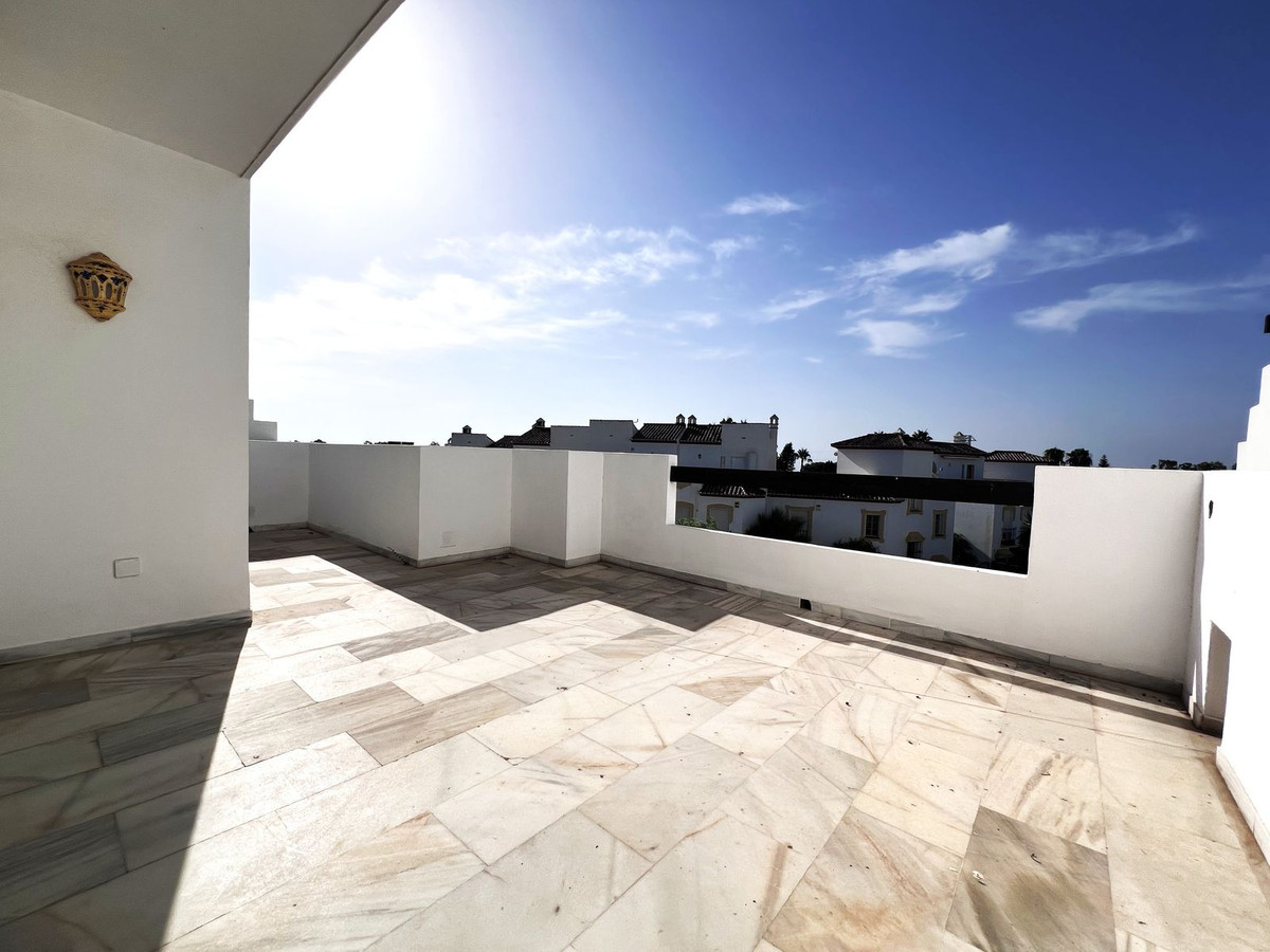 2 Bedroom Apartment in Estepona - Photo 2