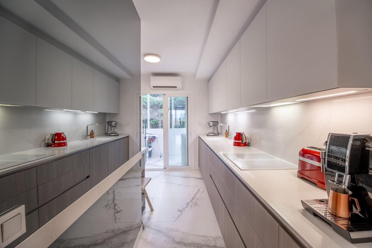 2 Bedroom Apartment in Marbella - Photo 12