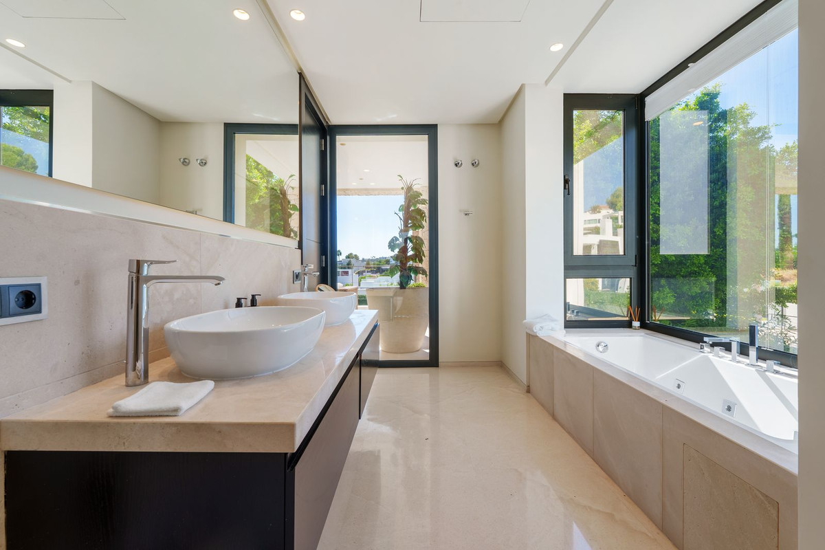 6 Bedroom Villa in Marbella - Photo 12