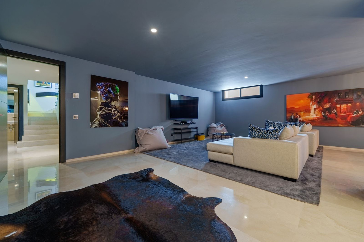 6 Bedroom Villa in Marbella - Photo 27