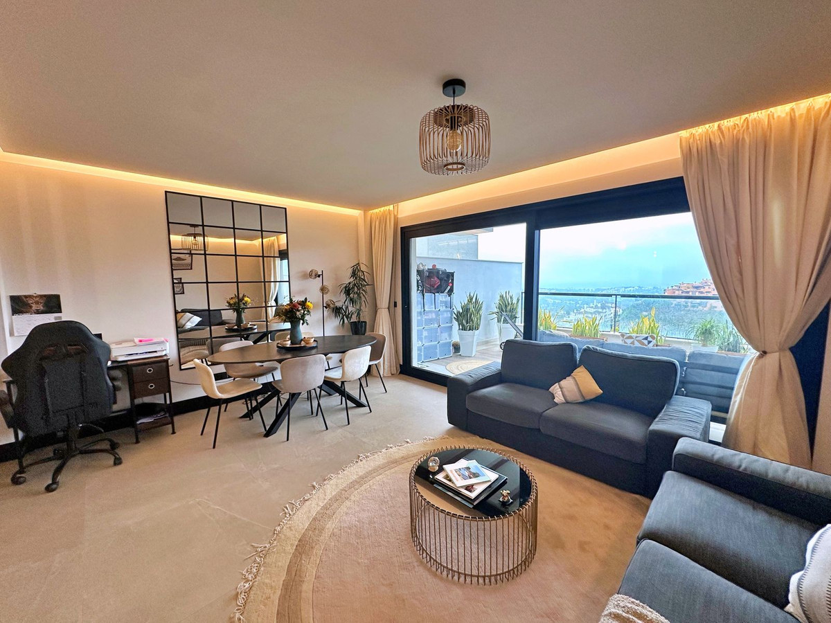 2 Bedroom Apartment in Marbella - Photo 2