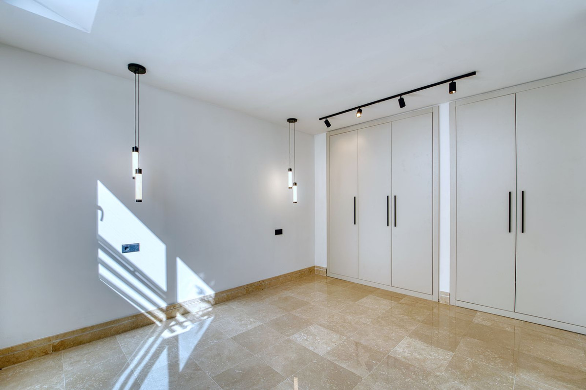 5 Bedroom Villa in Marbella - Photo 21
