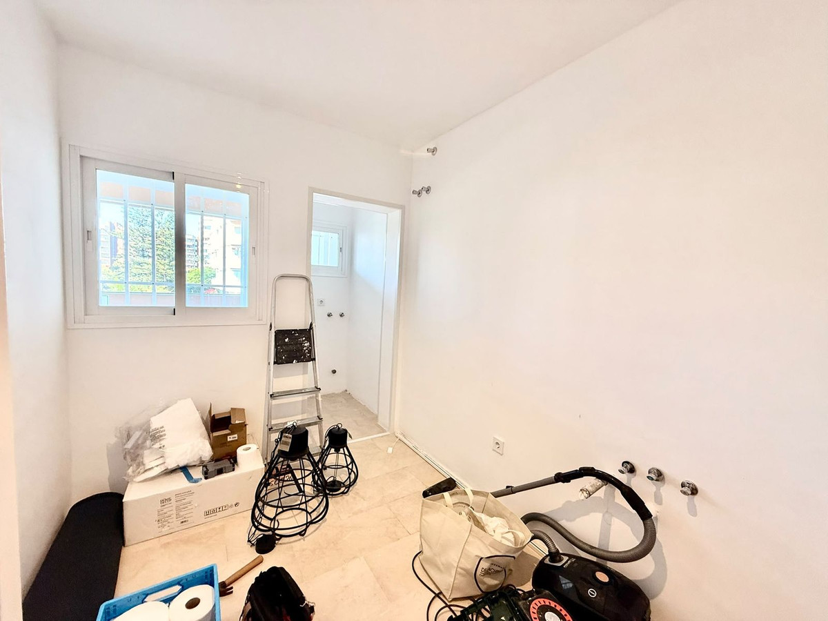 2 Bedroom Apartment in Fuengirola - Photo 6
