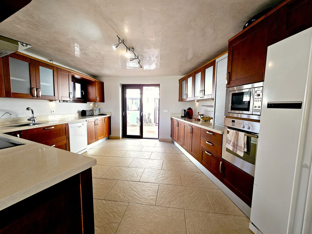 6 Bedroom Villa in Estepona - Photo 12
