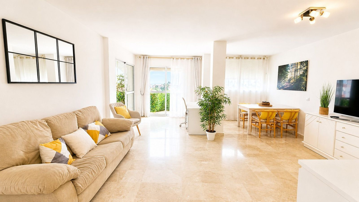 2 Bedroom Apartment in Estepona - Photo 4