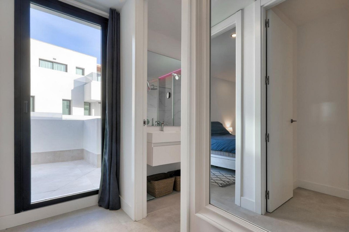 3 Bedroom Penthouse in Estepona - Photo 35