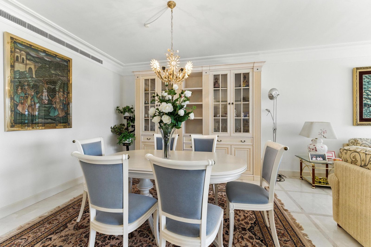 2 Bedroom Apartment in Estepona - Photo 17