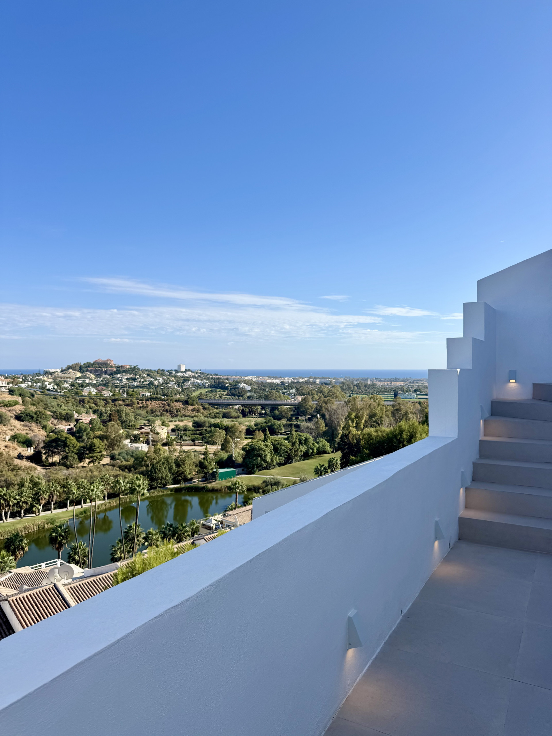 3 Bedroom Penthouse in Benahavís - Photo 6