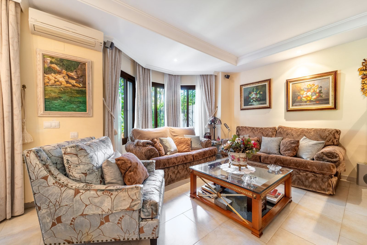 6 Bedroom Villa in Marbella - Photo 11
