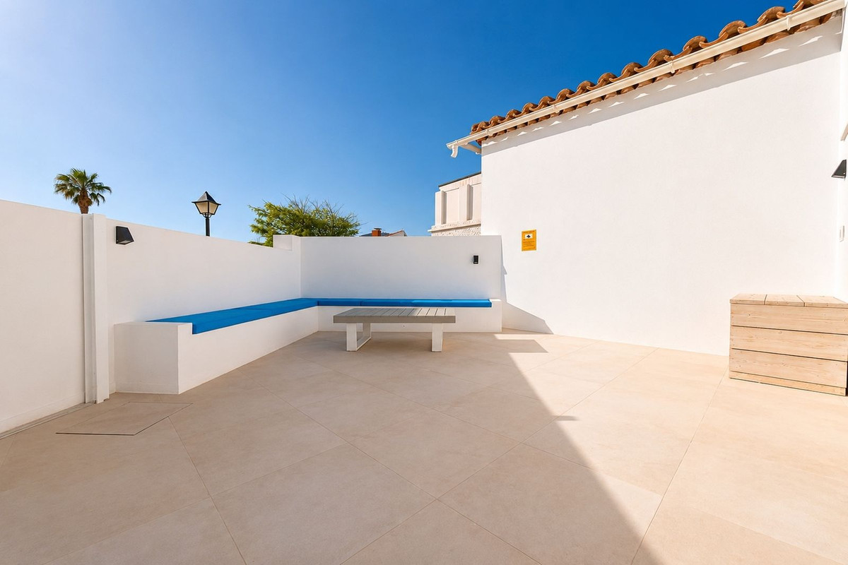 4 Bedroom Villa in Estepona - Photo 17