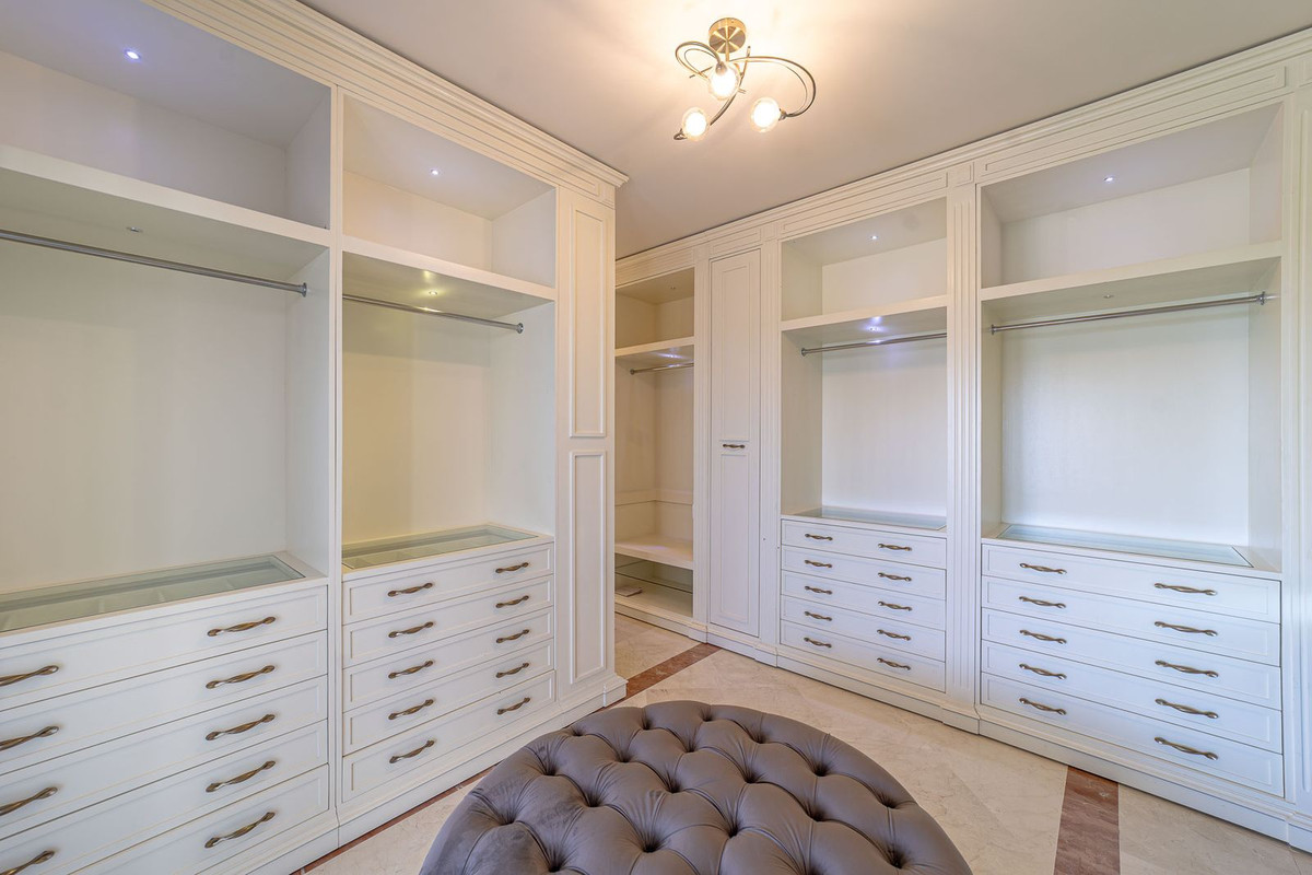 4 Bedroom Villa in Estepona - Photo 26