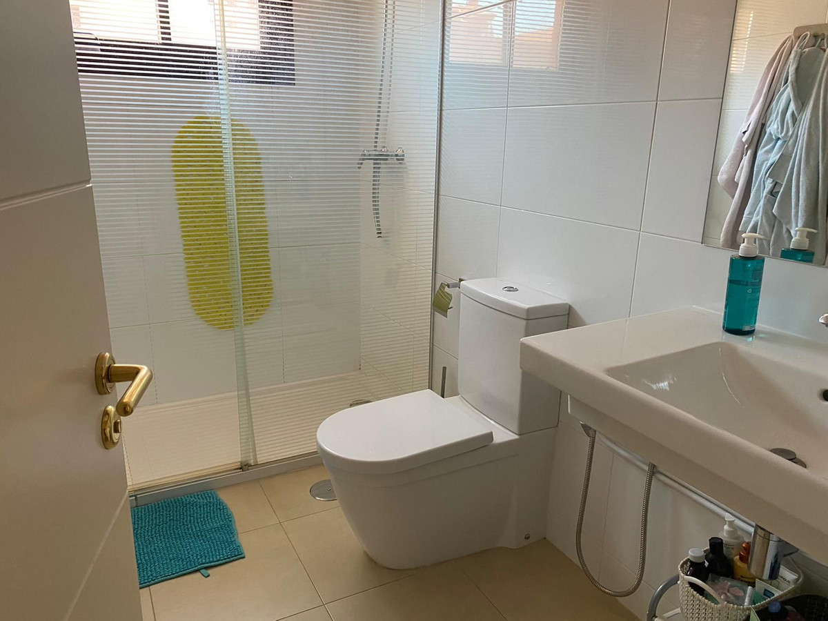 4 Bedroom Apartment in Benalmádena - Photo 35
