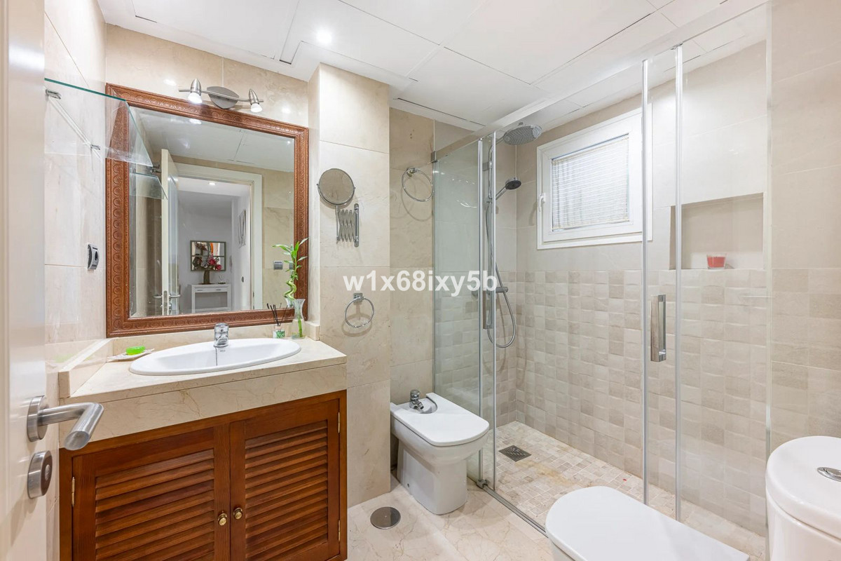1 Bedroom Apartment in Estepona - Photo 19