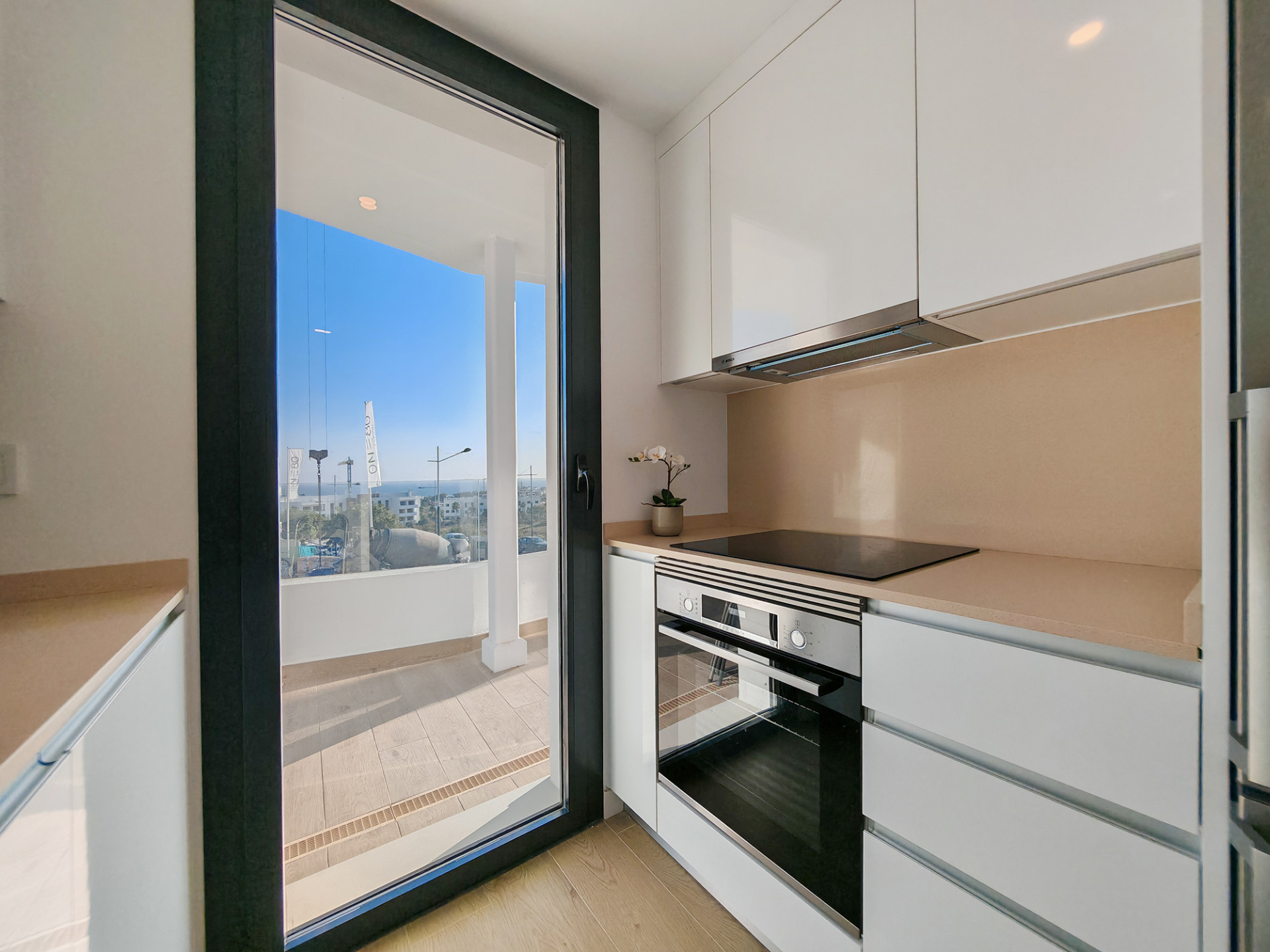 2 Bedroom Apartment in Estepona - Photo 6