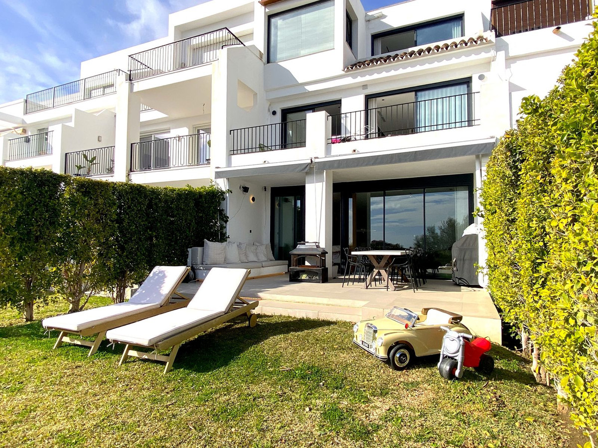 4 Bedroom Townhouse in Benahavís - Photo 2