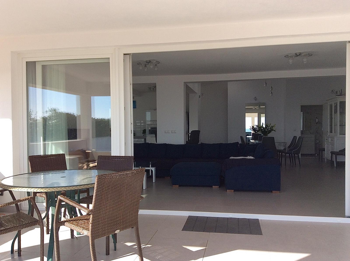 4 Bedroom Villa in Estepona - Photo 26