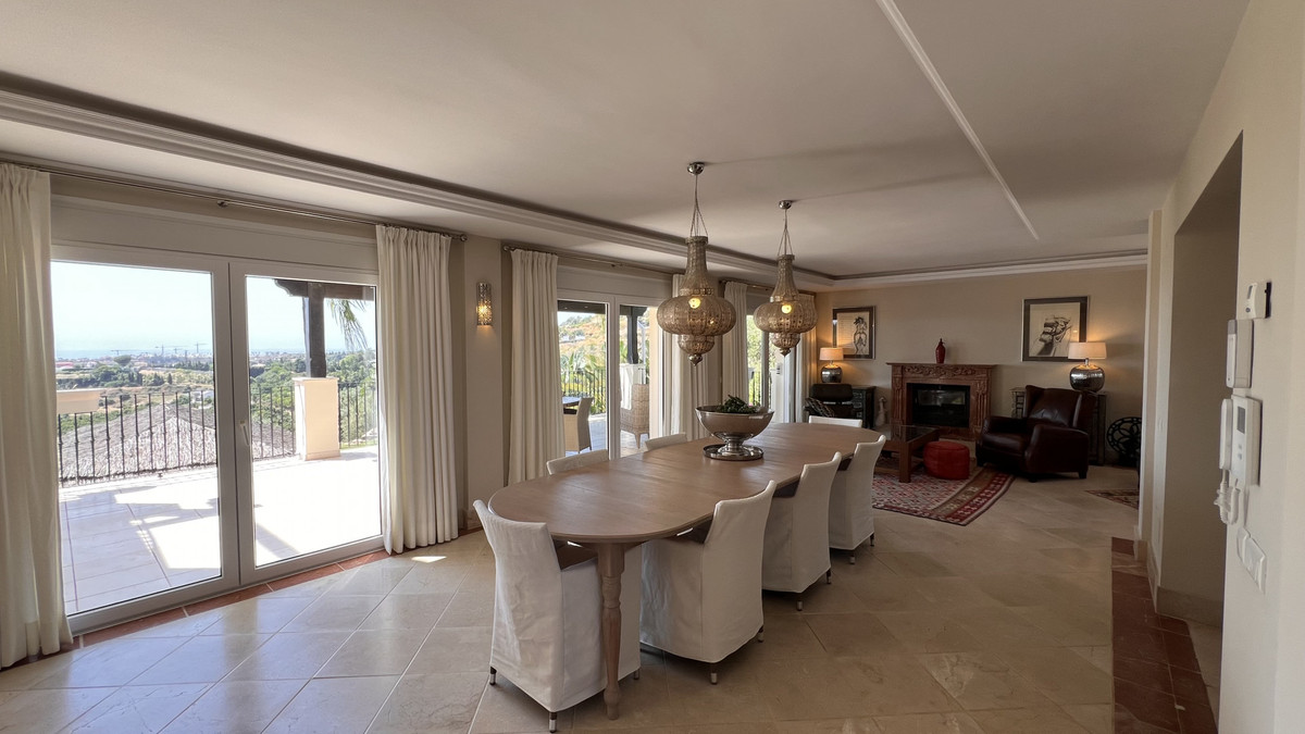4 Bedroom Villa in Estepona - Photo 9