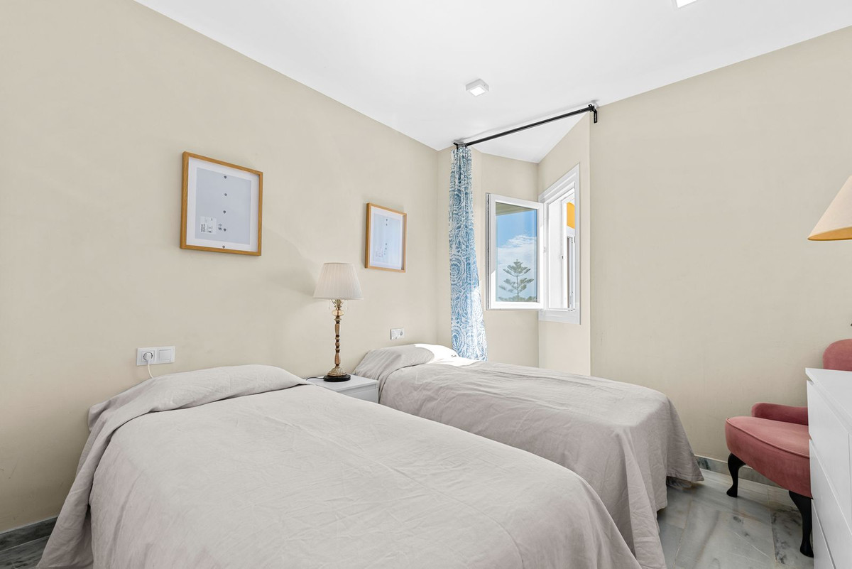 2 Bedroom Penthouse in Estepona - Photo 21