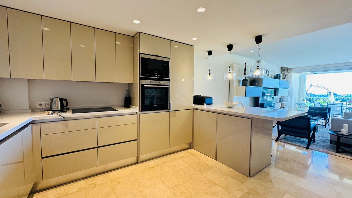 2 Bedroom Apartment in Marbella - Photo 4