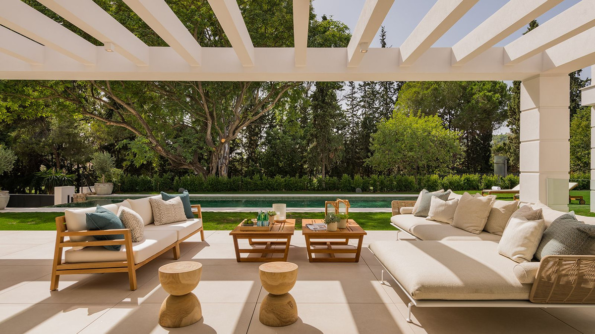 5 Bedroom Villa in Estepona - Photo 3