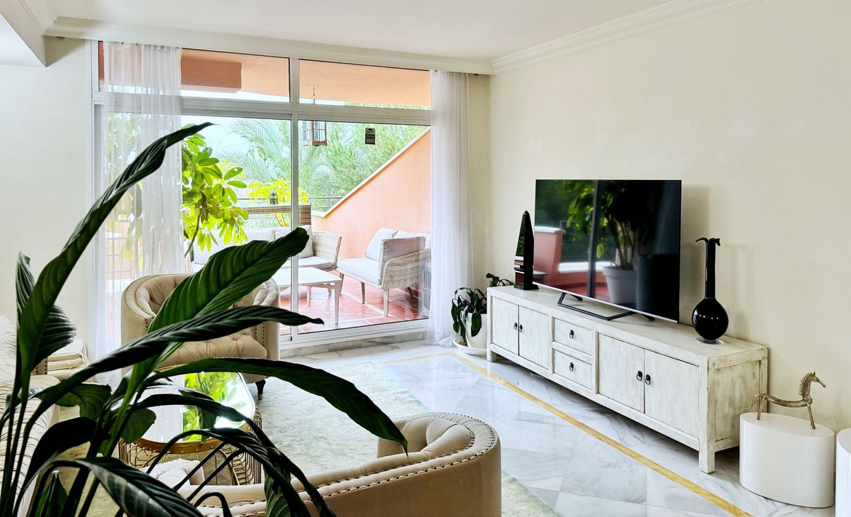 2 Bedroom Apartment in Marbella - Photo 3