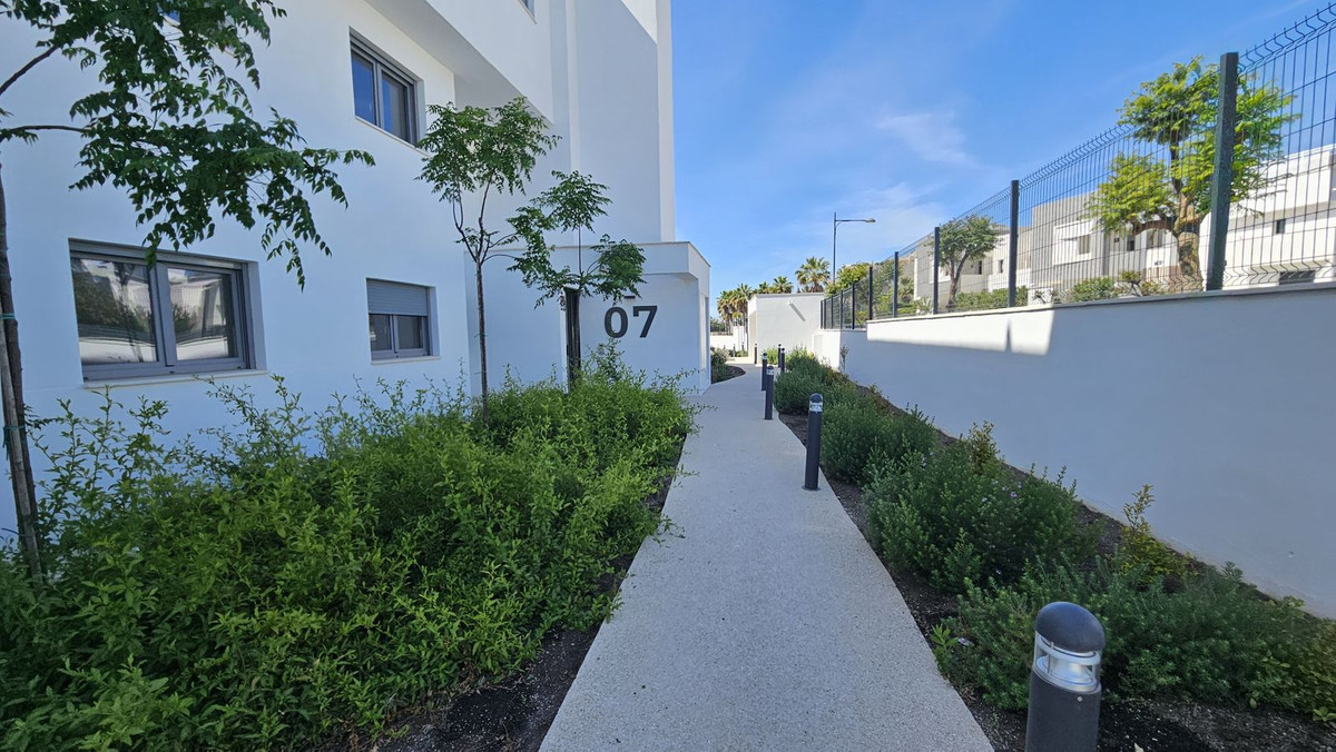 2 Bedroom Apartment in Estepona - Photo 50