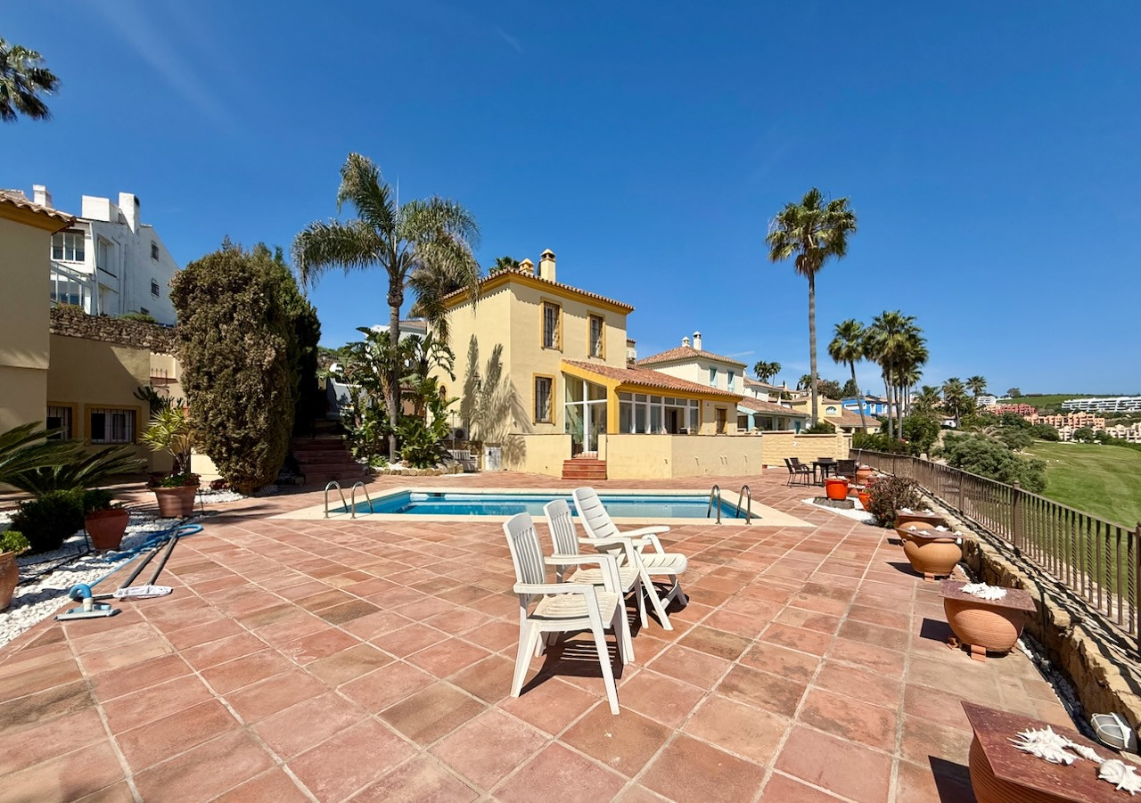 5 Bedroom Villa in La Duquesa - Photo 3