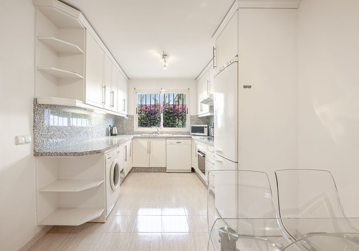 4 Bedroom Townhouse in Marbella - Photo 14