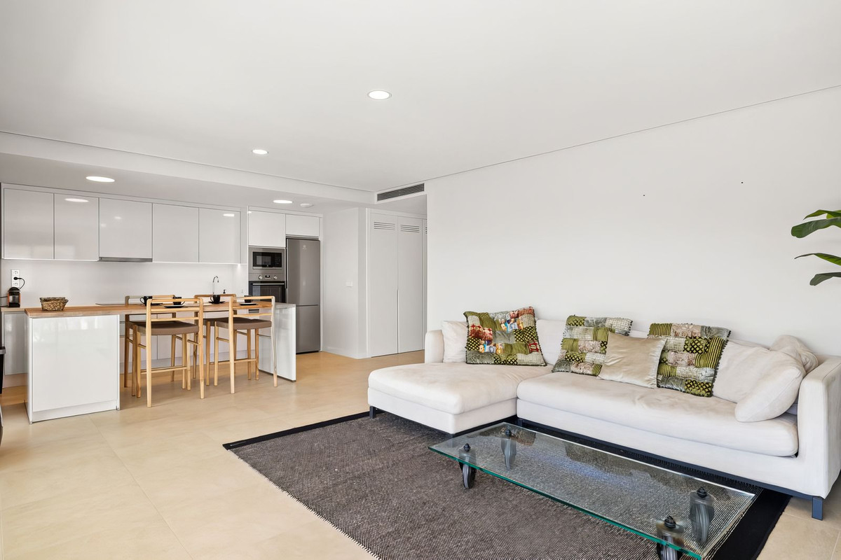 2 Bedroom Apartment in Estepona - Photo 8