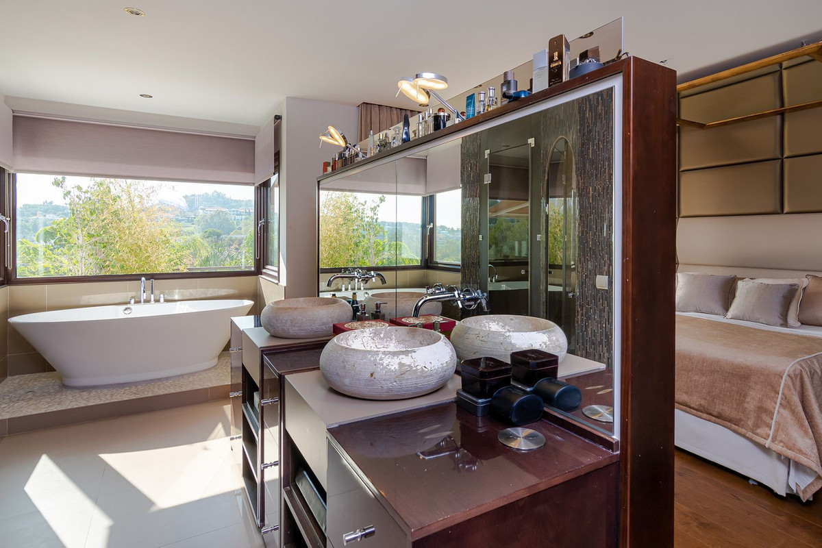 6 Bedroom Villa in Marbella - Photo 21