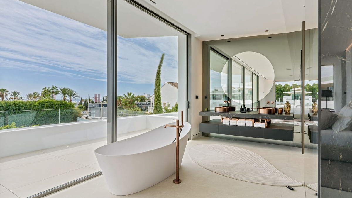 5 Bedroom Villa in Marbella - Photo 32