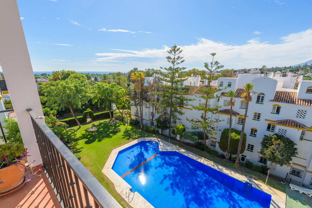 2 Bedroom Penthouse in Estepona - Photo 17
