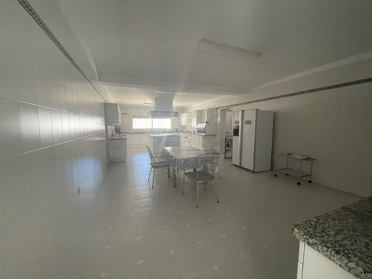 5 Bedroom Villa in Estepona - Photo 7