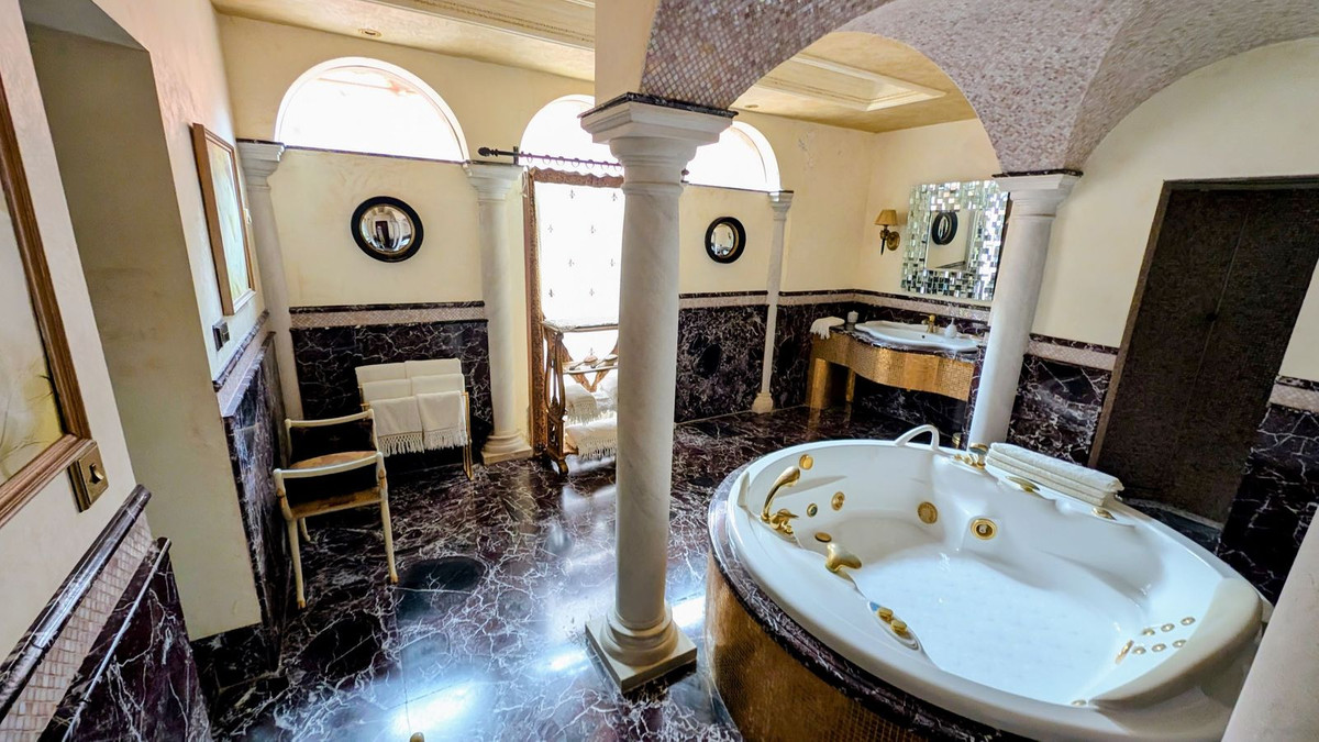 16 Bedroom Villa in Sotogrande - Photo 48
