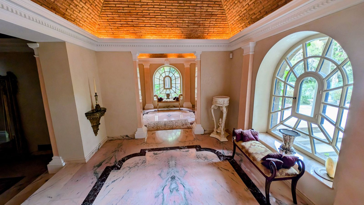 16 Bedroom Villa in Sotogrande - Photo 9