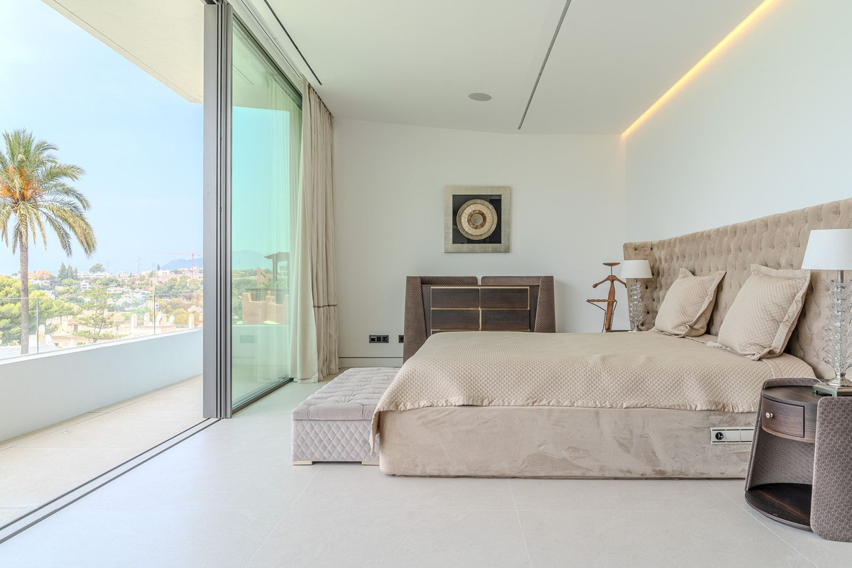 4 Bedroom Villa in Marbella - Photo 29