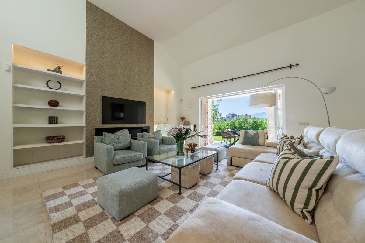 Chalet de 3 dormitorios con piscina en Málaga – Foto 11