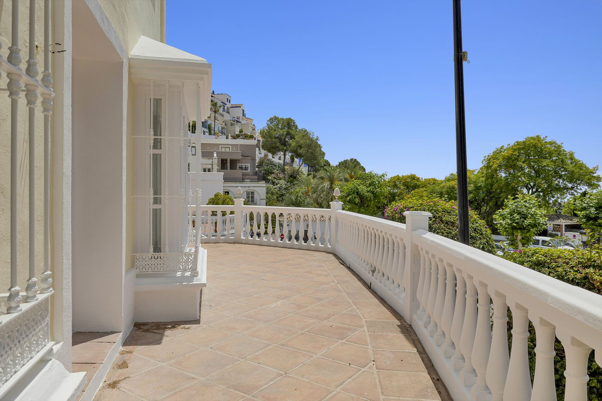 3 Bedroom Townhouse in Benahavís - Photo 5