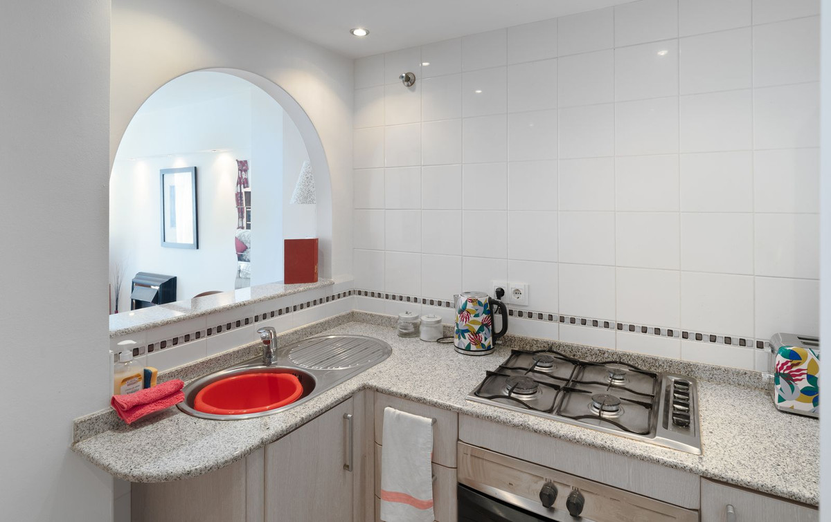 2 Bedroom Apartment in Benalmádena - Photo 9