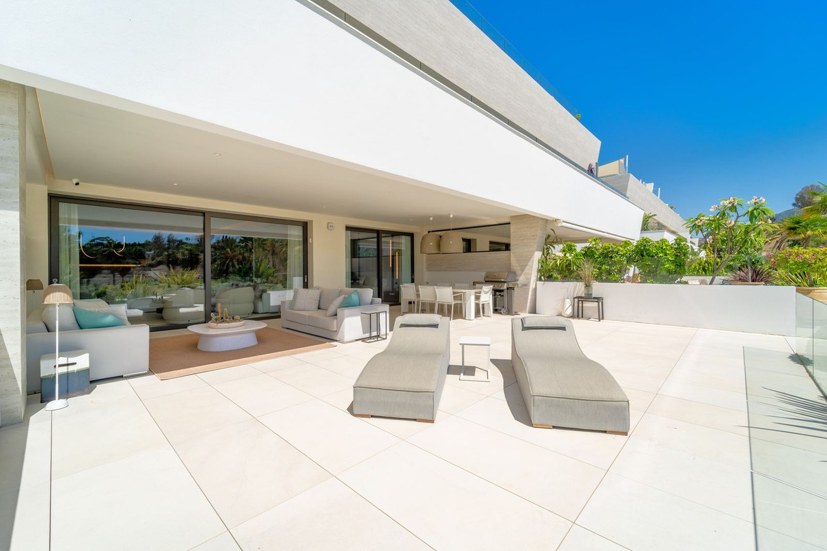 4 Bedroom Apartment in Marbella - Photo 15