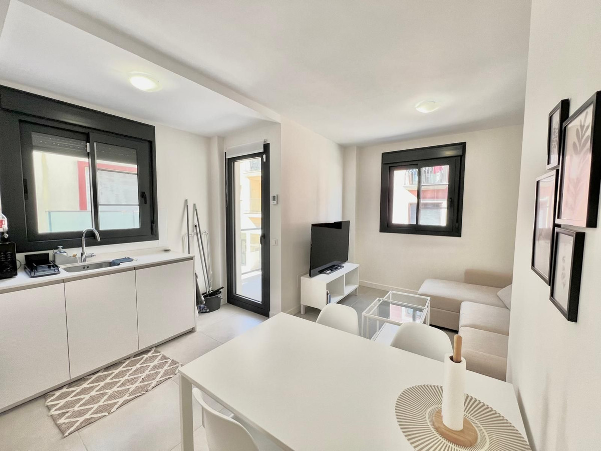 2 Bedroom Apartment in Fuengirola - Photo 3